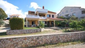 Apartments with parking space Njivice, Krk - 21728 - 3hvězdičkové hotely ve městě Njivice