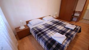 Apartments with parking space Njivice, Krk - 21728