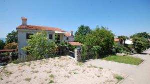 Apartments with parking space Njivice, Krk - 21763