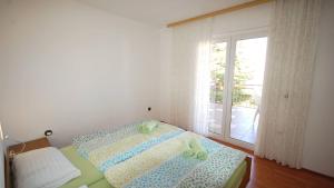 Apartments with parking space Njivice, Krk - 21762