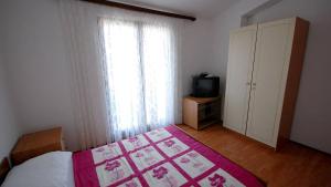 Apartments with parking space Njivice, Krk - 21762