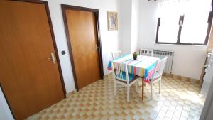 Apartments with parking space Njivice, Krk - 21762