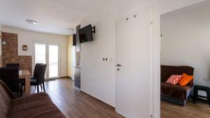 Apartments with WiFi Njivice, Krk - 21713
