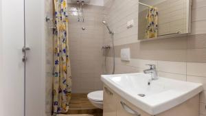 Apartments with WiFi Njivice, Krk - 21713