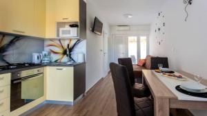 Apartments with WiFi Njivice, Krk - 21713