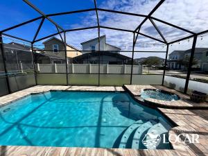 A melhor casa no Solara Resort, 15 min da Disney com 4 quartos, 12 pessoas 3,5 banheiros e jacuzzi e piscina privativa.