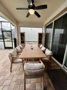 A melhor casa no Solara Resort, 15 min da Disney com 4 quartos, 12 pessoas 3,5 banheiros e jacuzzi e piscina privativa.