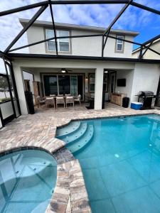 A melhor casa no Solara Resort, 15 min da Disney com 4 quartos, 12 pessoas 3,5 banheiros e jacuzzi e piscina privativa.