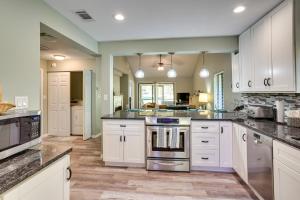 Pet-Friendly Lakeland Condo with Screened Porch!