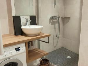 Bel appartement 2 chambres - face mer - 5 personnes, WIFI, animaux admis, parking - FR-1-323-457