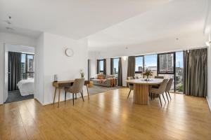 Stunning River View on Flinders Street