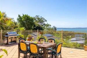 Casa Carinho, 24 Wallawa Rd - spectacular water views, pet friendly, air con and Wi-Fi - Corlette