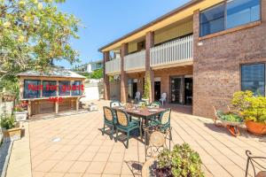 Casa Carinho, 24 Wallawa Rd - spectacular water views, pet friendly, air con and Wi-Fi