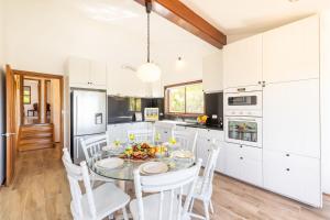 Casa Carinho, 24 Wallawa Rd - spectacular water views, pet friendly, air con and Wi-Fi