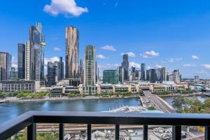 Wake to Yarra River Views, Flinders St CBD