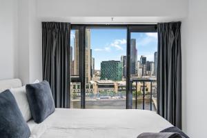 Wake to Yarra River Views, Flinders St CBD