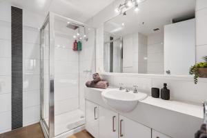 Wake to Yarra River Views, Flinders St CBD