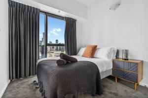 Wake to Yarra River Views, Flinders St CBD