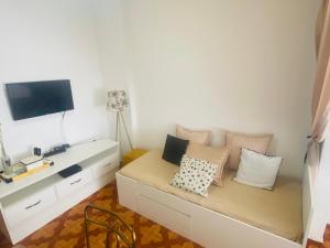 Studio completo ao lado da praia de Copacabana com ar, duas camas, wifi, canais a cabo, até 3 pessoas, pauloangerami DF125
