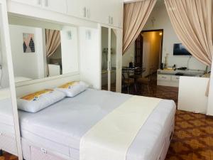 Studio completo ao lado da praia de Copacabana com ar, duas camas, wifi, canais a cabo, até 3 pessoas, pauloangerami DF125