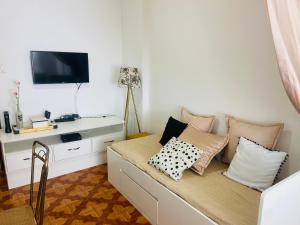 Studio completo ao lado da praia de Copacabana com ar, duas camas, wifi, canais a cabo, até 3 pessoas, pauloangerami DF125