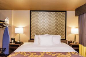 Mini King Room room in Aarya Hotel By Niagara Fashion Outlets