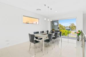 Sea La Vie - Pet Friendly with Fireplace and Swimming Pool & Spa