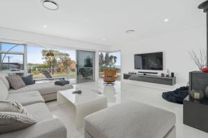 Sea La Vie - Pet Friendly with Fireplace and Swimming Pool & Spa