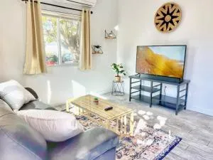 Charming Flat Near The City - 纳欣诺市