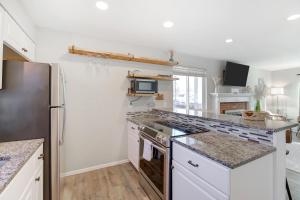 Cozy 2BR Townhome - 1 and a Half Bath - Sleeps 5 - Walk to Old Town Arvada