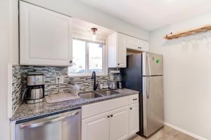 Cozy 2BR Townhome - 1 and a Half Bath - Sleeps 5 - Walk to Old Town Arvada