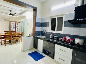 TrueLife Majestic Suites - 3BHK Large Signature Apartments - PS4 Veg Restaurant - On the way to Balaji Temple - Modular Kitchen - Large Hall, Super fast WiFi, Smart TV, 250 Jio Channel - Easy access toTemples - Parking - Top service with lots of Love