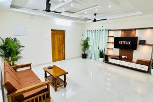 TrueLife Majestic Suites - 3BHK Large Signature Apartments - PS4 Veg Restaurant - On the way to Balaji Temple - Modular Kitchen - Large Hall, Super fast WiFi, Smart TV, 250 Jio Channel - Easy access toTemples - Parking - Top service with lots of Love