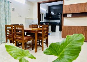 TrueLife Majestic Suites - 3BHK Large Signature Apartments - PS4 Veg Restaurant - On the way to Balaji Temple - Modular Kitchen - Large Hall, Super fast WiFi, Smart TV, 250 Jio Channel - Easy access toTemples - Parking - Top service with lots of Love