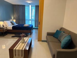Deluxe Suite in One Uptown, BGC with Mall Fountain View