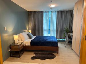 Deluxe Suite in One Uptown, BGC with Mall Fountain View