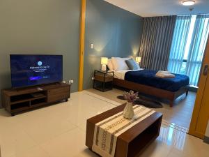 Deluxe Suite in One Uptown, BGC with Mall Fountain View