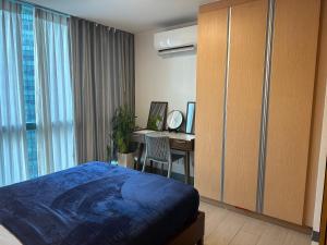 Deluxe Suite in One Uptown, BGC with Mall Fountain View