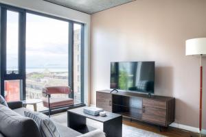 Downtown 1br w gym yoga rooftop nr shops SEA-597