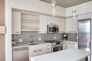 Downtown 1br w gym yoga rooftop nr shops SEA-597