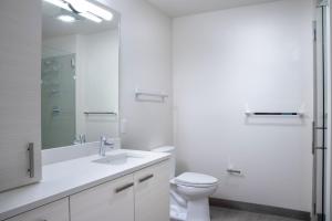 Downtown 1br w gym yoga rooftop nr shops SEA-597