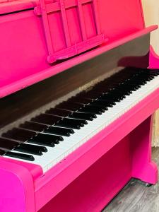 Magenta Melodies, 5 Bedroom House