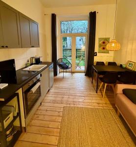 FeelsLikeHome - Stylische und zentrale Altbauwohnung mit Terrasse&Garten