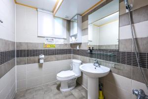 Cozy and Comfy House Hongik St. Exit 2 10min