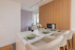 Pastel Apartment with Two Bedrooms and Balcony in Gdynia by Renters