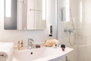 Hotels B&B HOTEL Lyon Eurexpo Bron : photos des chambres