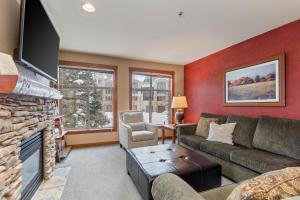 Powderhorn Lodge 210: Blazing Star Suite