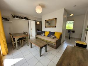 La Maison Bleue, village vacances, piscine, parking