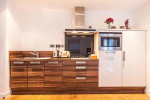 Stylish 2 Bed Apt 18 - City Centre, FREE Parking, Espresso Machine & Netflix - Hosted by Stay Host Save