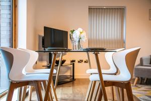 Stylish 2 Bed Apt 18 - City Centre, FREE Parking, Espresso Machine & Netflix - Hosted by Stay Host Save